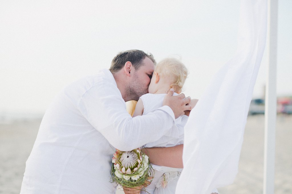 Photo Bräutigam küsst seine kleine Tochter